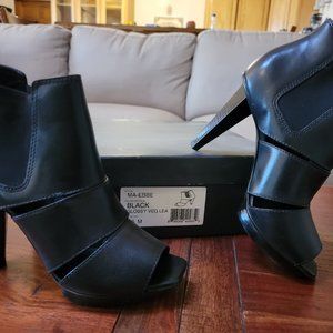 BCBG MAX AZRIA Black Glossy Vegan Leather Size 7.5